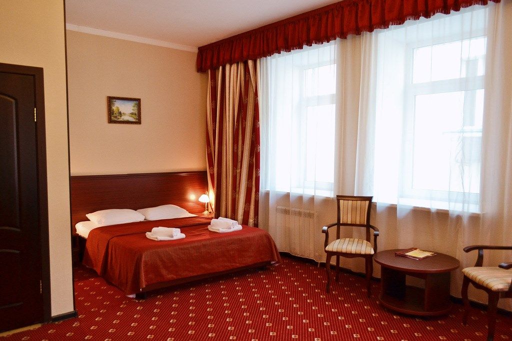 Семейный номер с одной большой кроватью и диваном