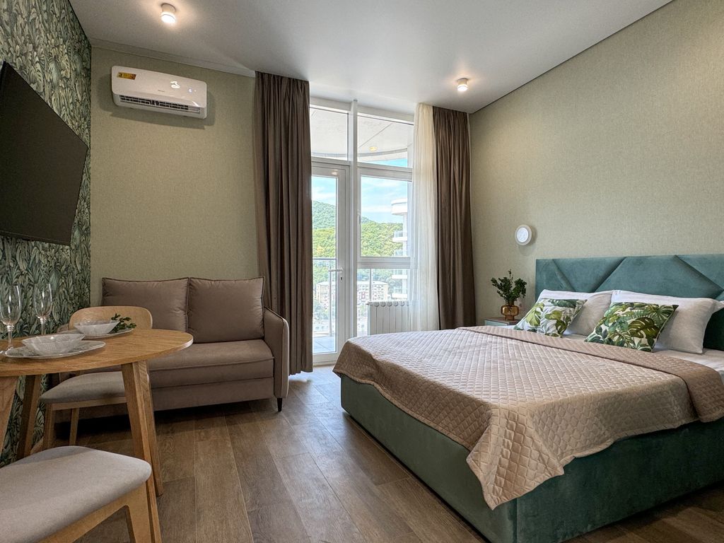 Трёхместный студия с кухней и балконом