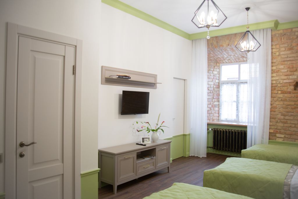 Трёхместный номер с видом на центральную пешеходную улицу