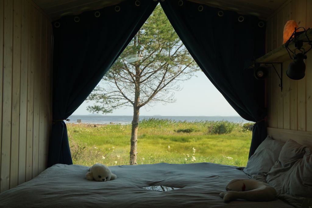 Дом эко-лодж на скале с двуспальной кроватью или диваном