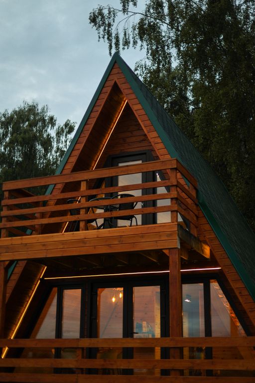 Дом двухэтажный с балконом