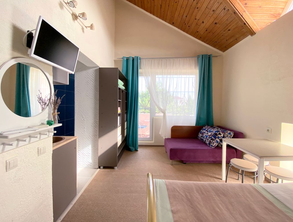 Семейный номер вreakfast room с балконом и мини-кухней 4