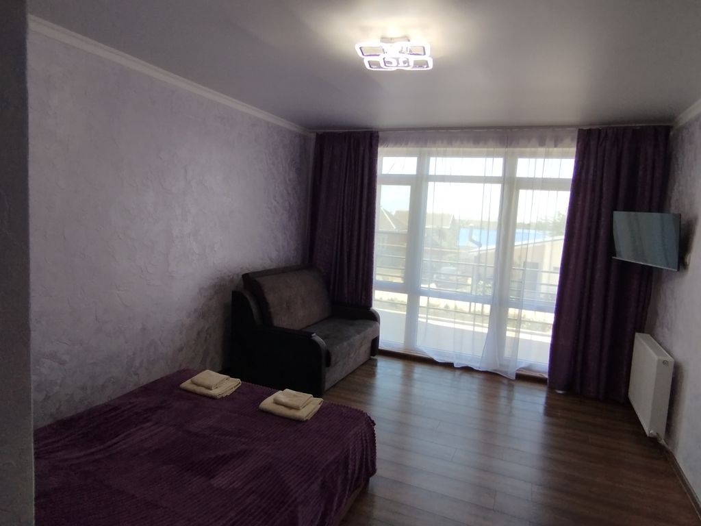 Трёхместный номер Однокомнатный люкс с балконом и видом на бассейн