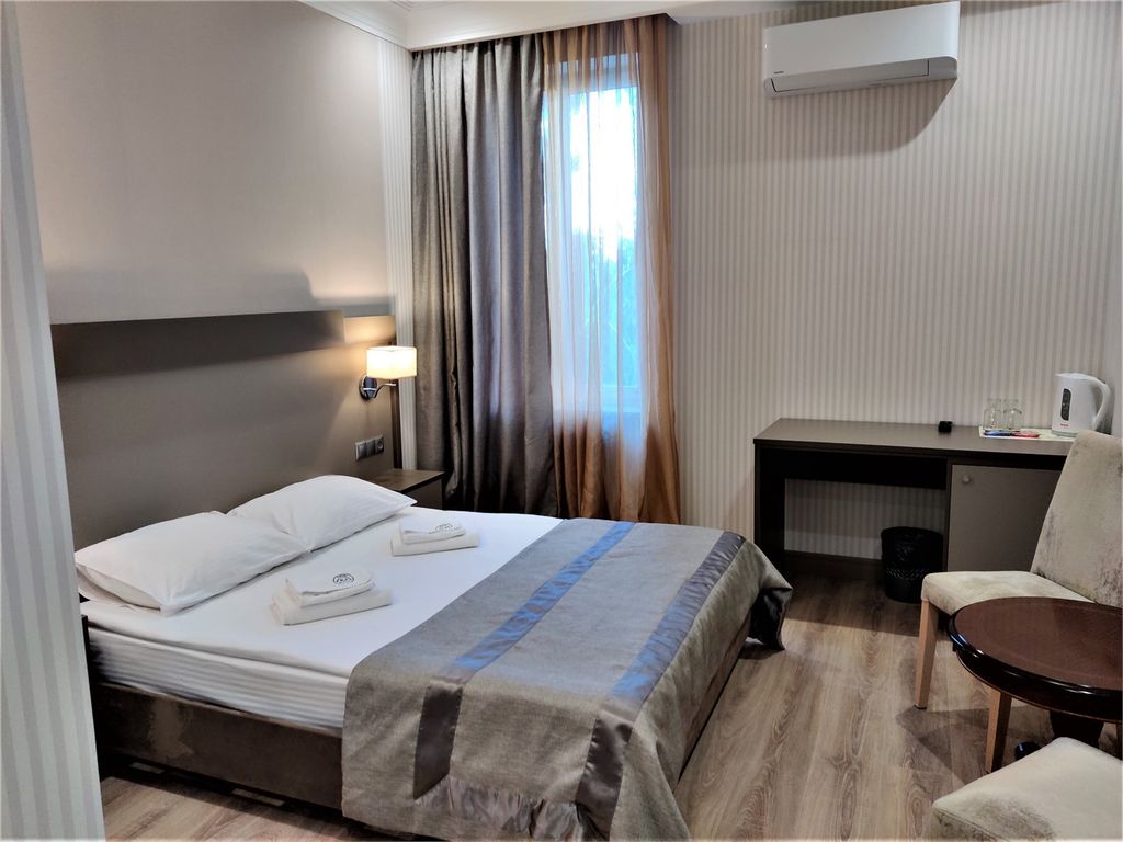 Двухместный номер с 1 кроватью полулюкс с окнами во внутренний двор