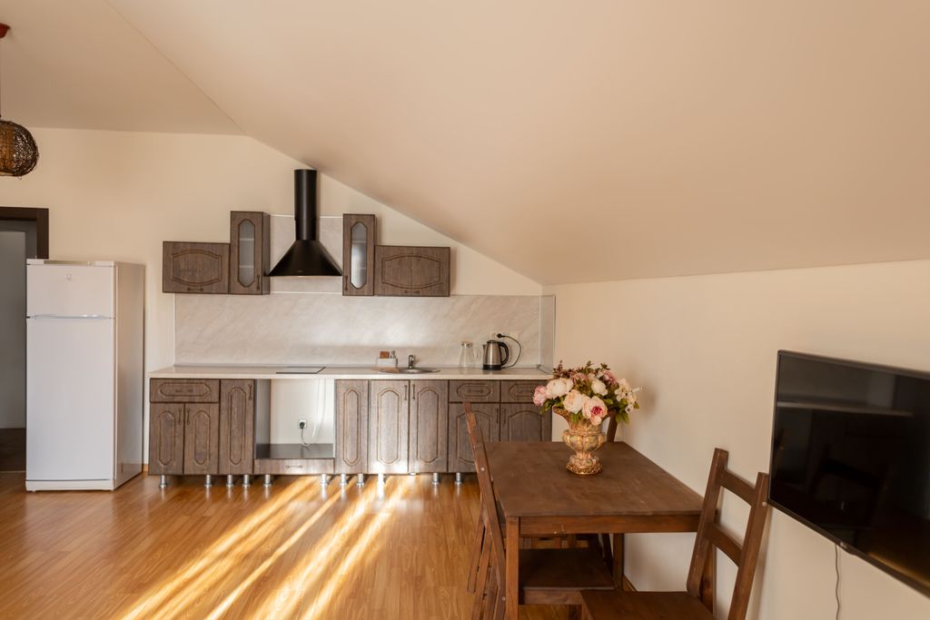 Семейный номер стандарт с кухней, видом на озеро, бассейн, лес