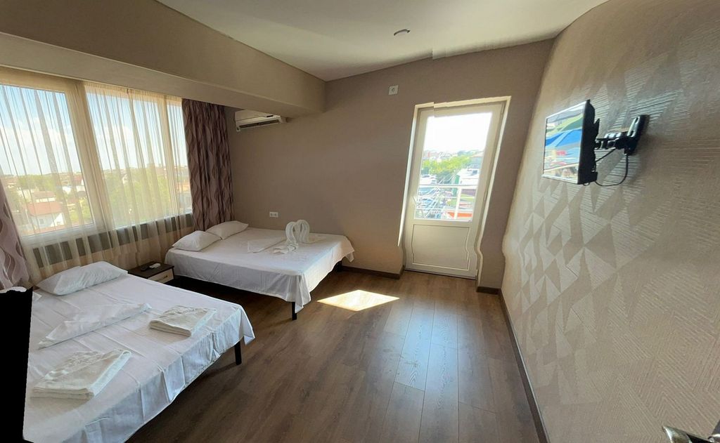 Апартаменты двухкомнатные с балконом