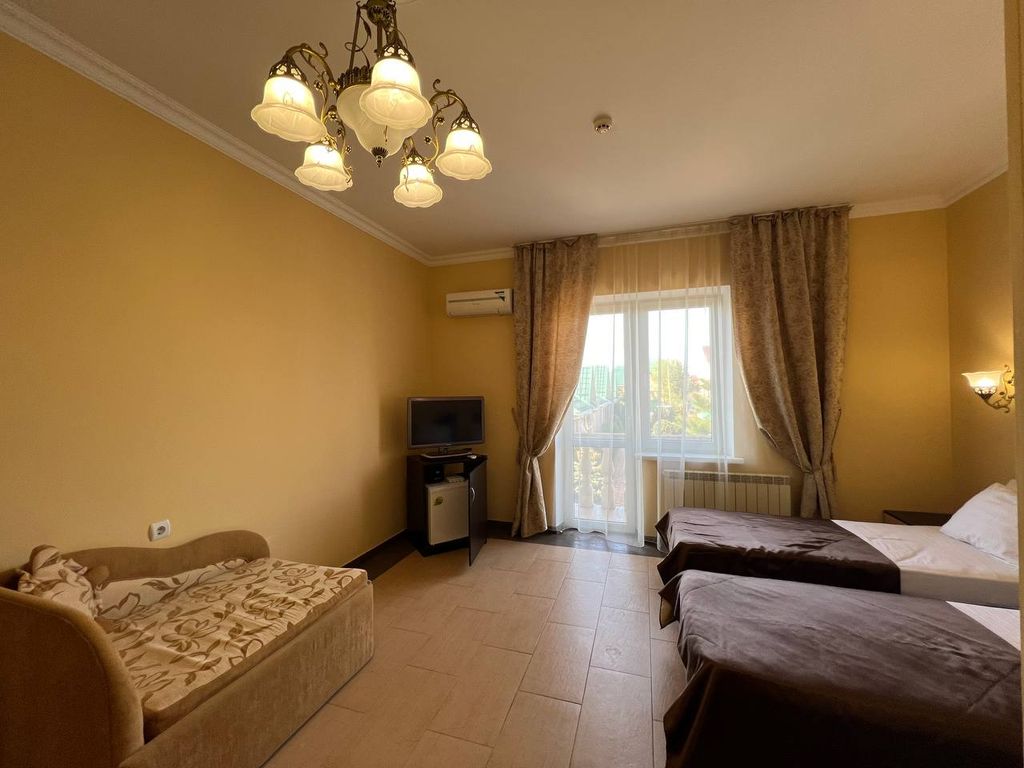 Трёхместный номер Стандарт с балконом