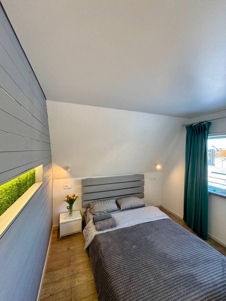 Уютная комната с 2-спальной кроватью и подсветкой 