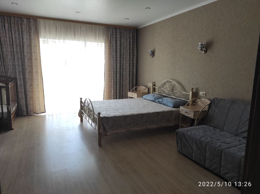 Четырёхместный номер Стандартный четырехместный номер с балконом