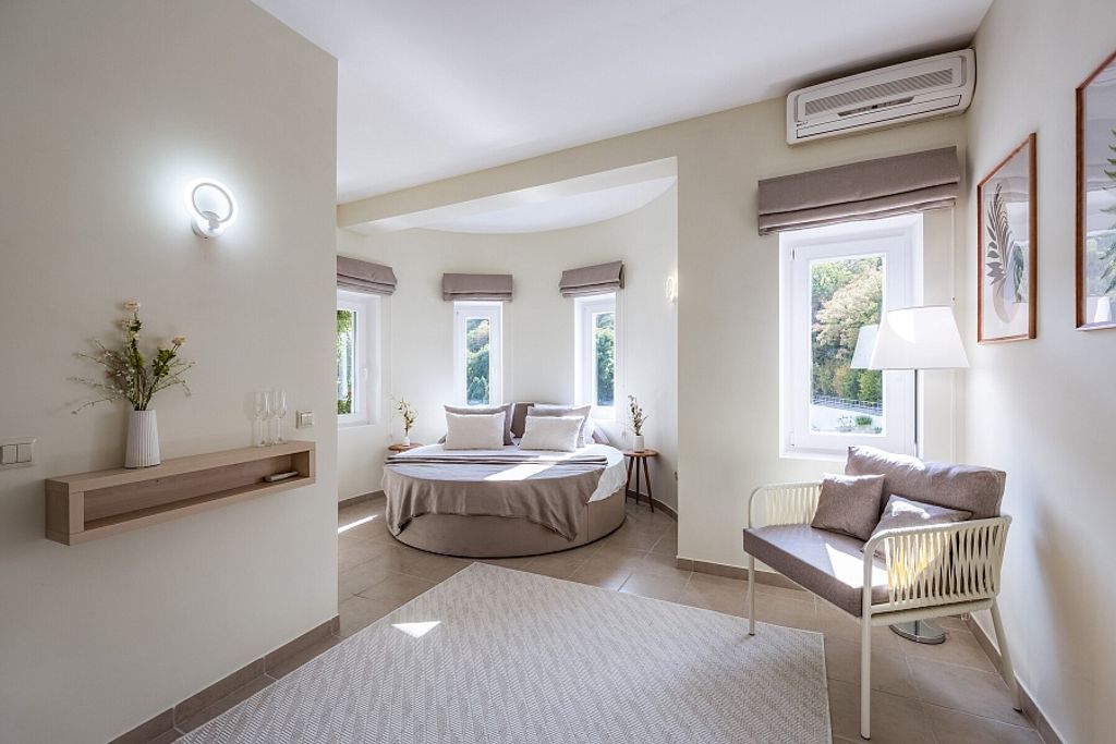 Двухместный номер с 1 кроватью Полулюкс без балкона с круглой кроватью