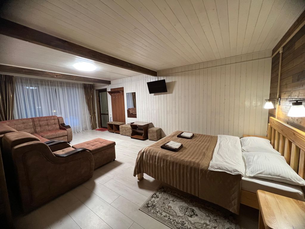 Семейный номер пятиместный с видом на горы