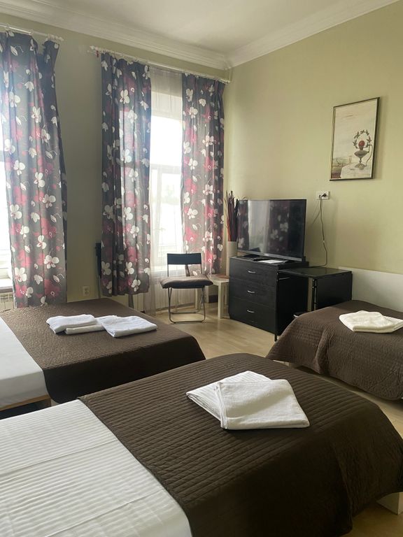 Семейный номер эконом 4-х местный с общей ванной на несколько комнат