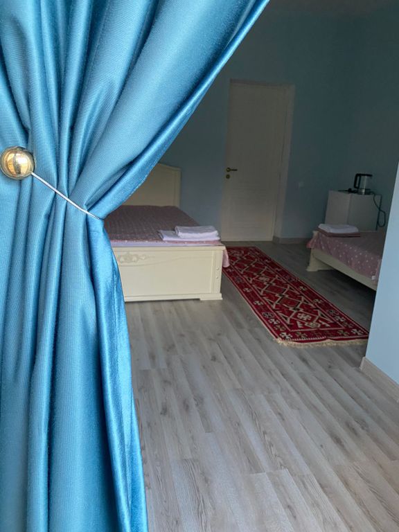 Трёхместный номер с террасой и видом на горы и реку Сулак