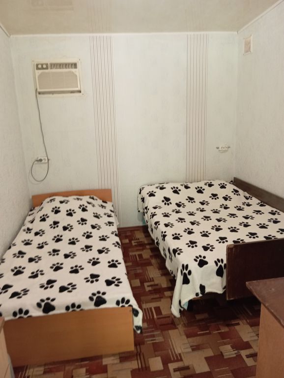 Трёхместный номер эконом с видом на горы