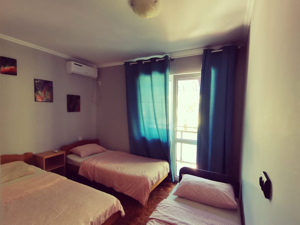 Трёхместный номер стандарт с видом на горы