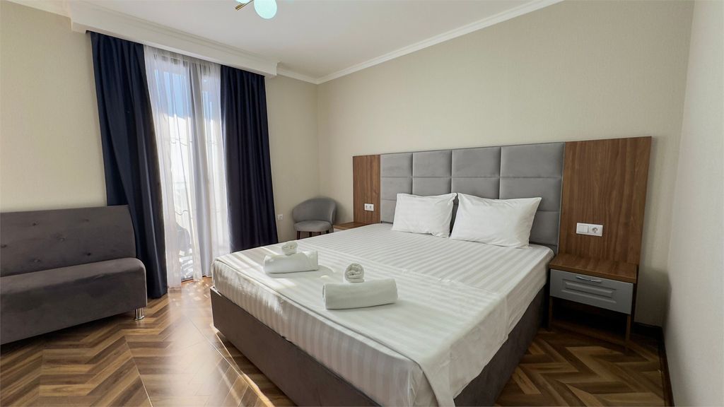 Двухместный номер с 1 кроватью улучшенный с балконом и видом на море