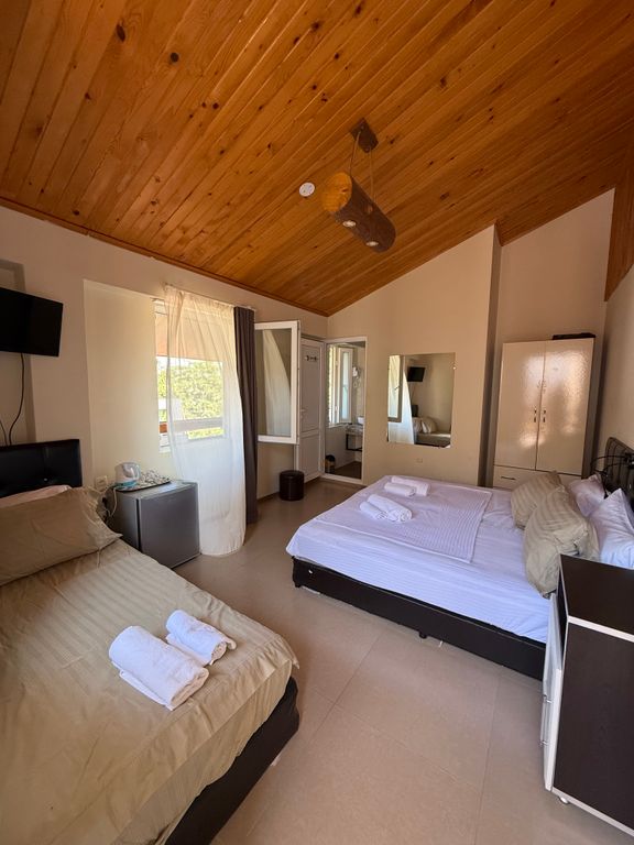 Семейный номер трёхместный с 2 кроватями