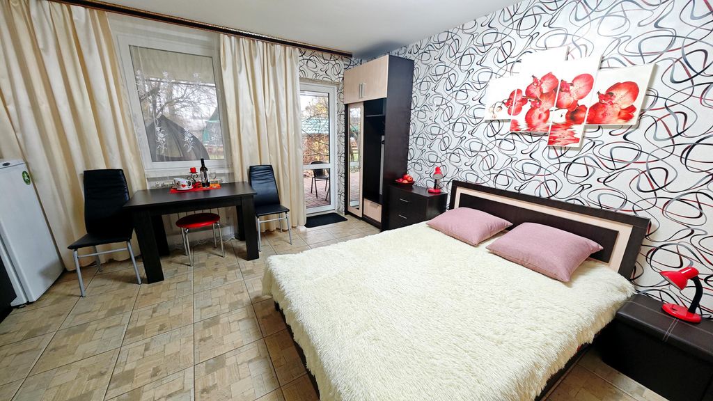 Апартаменты рубиновая студия улучшенная с собственной террасой, кухней и ванной комнатой