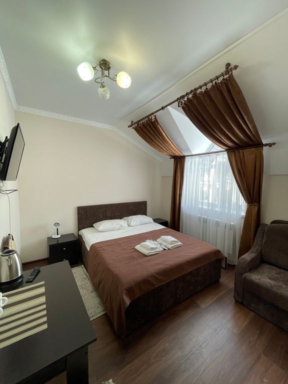 Трёхместный номер номер с двуспальной кроватью и кресло-кроватью