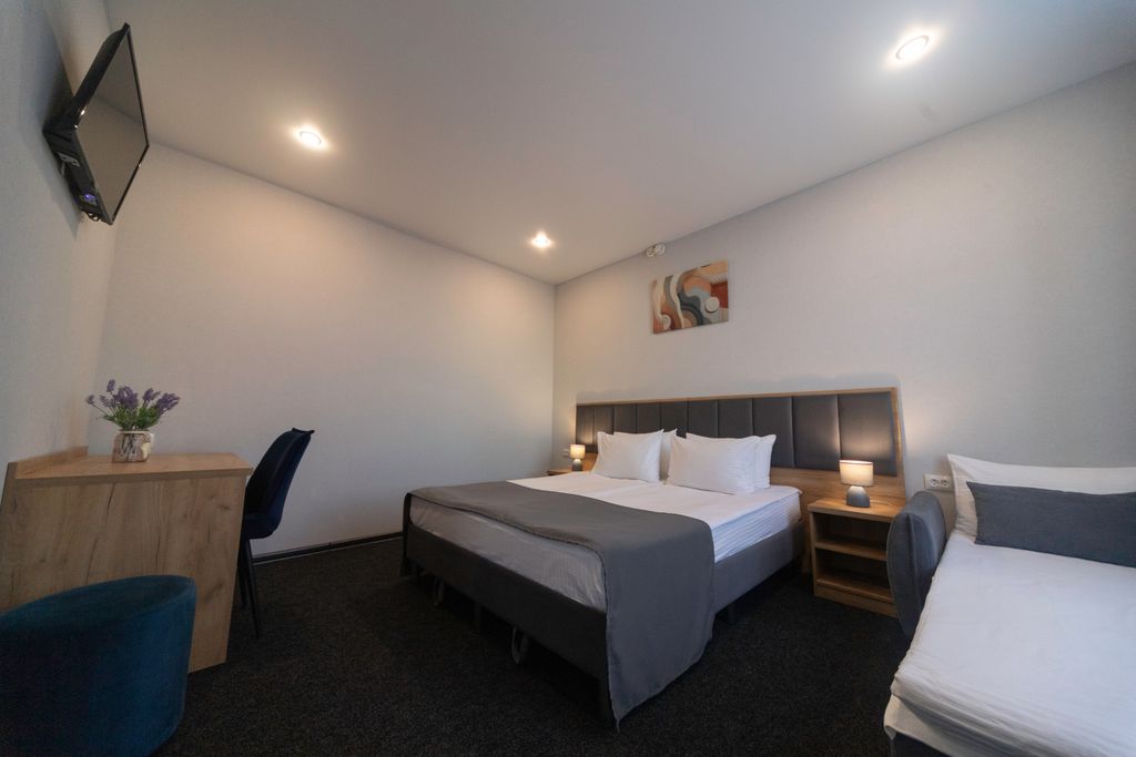 Семейный номер с одной двуспальной кроватью