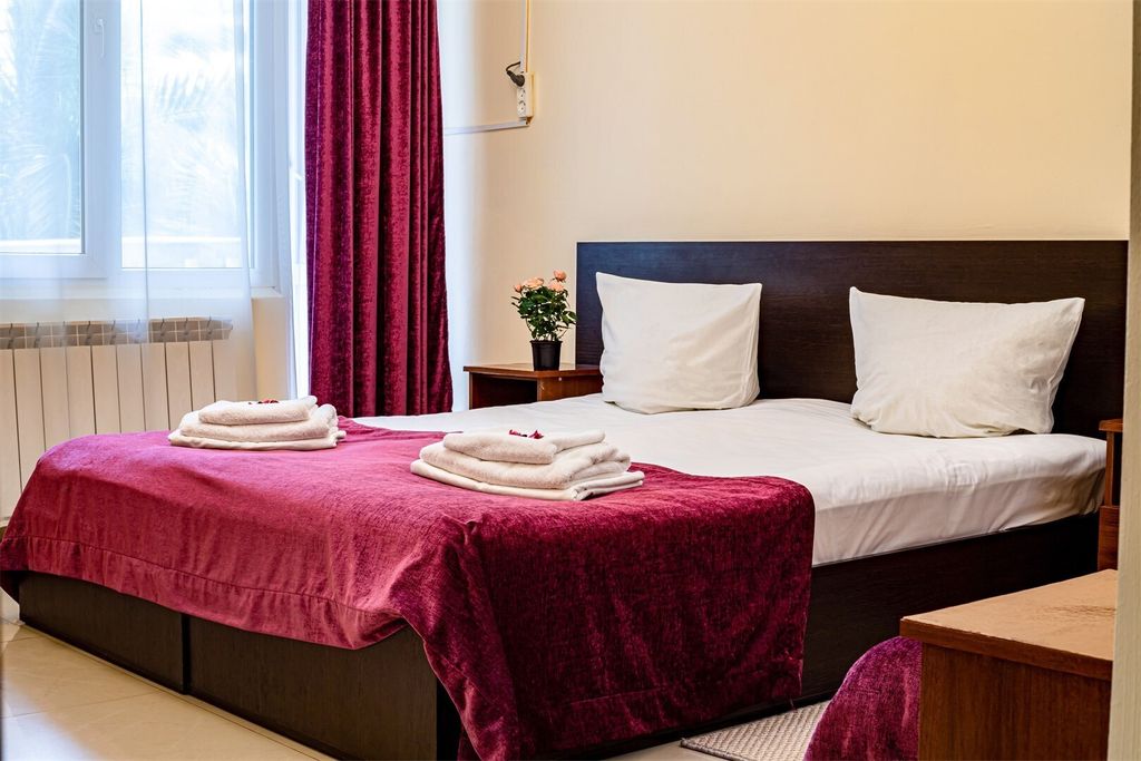 Четырёхместный номер Полукомфорт с общим балконом