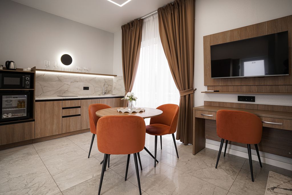 Трёхместный номер улучшенный с видом на город