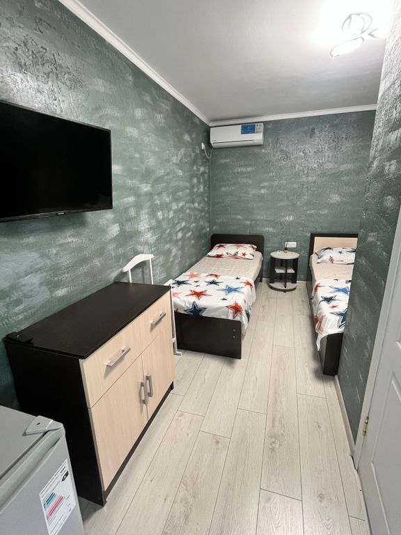 Трёхместный номер  с двухспальной кроватью и с односпальной кроватью