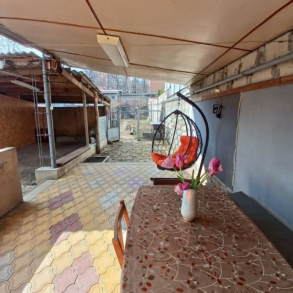 Левее навес для авто и дворик.