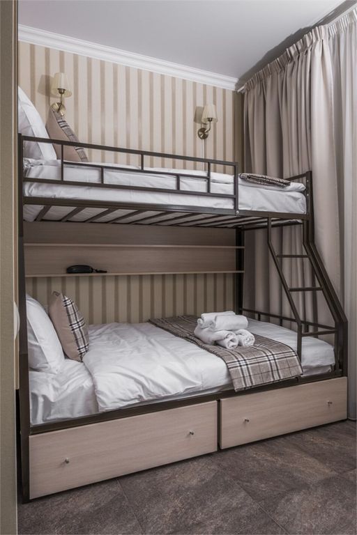 Двухместный номер с 2 отдельными кроватями с двухъярусной кроватью