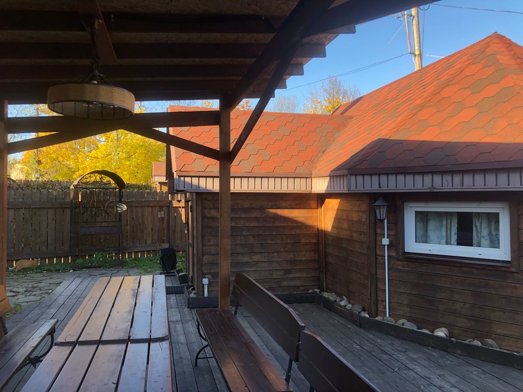 Дом с зоной барбекю на собственном участке