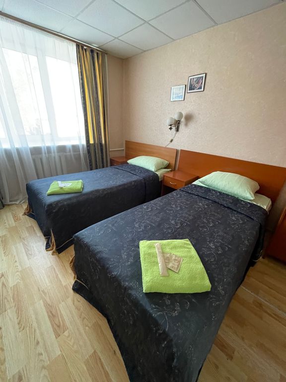 Двухместный номер с 2 отдельными кроватями Эконом с умывальником в номере