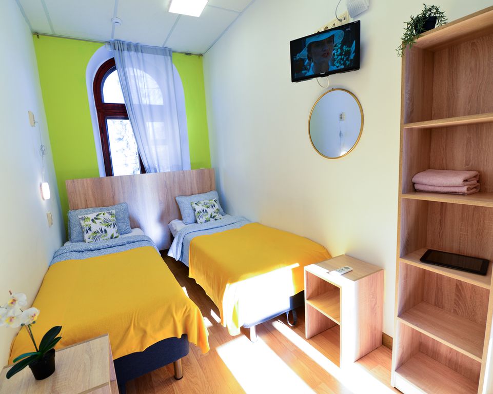 Двухместный номер с 2 отдельными кроватями и собственной ванной за пределами номера