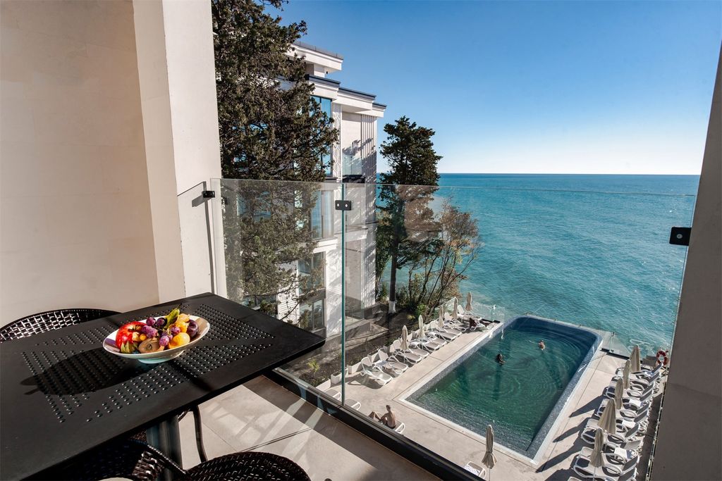 Студия с видом на бассейн