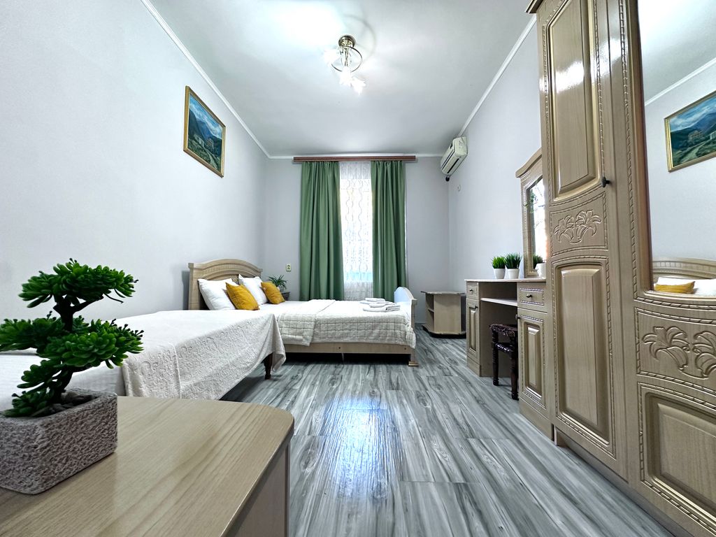 Трёхместный номер эконом с видом на горы