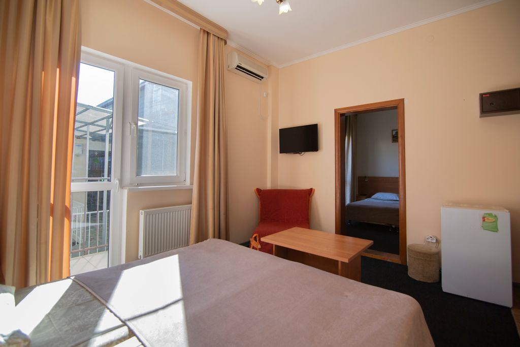 Семейный номер двухкомнатный номер с балконом и видом во двор