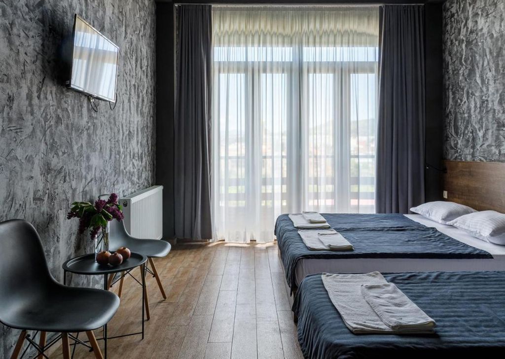 Трёхместный номер улучшенный с видом на город