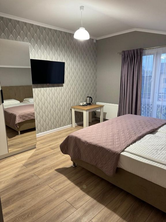 Двухместный номер с 2 отдельными кроватями 1.Бюджетный двухместный, с общей ванной комнатой на два номера, на этаже.