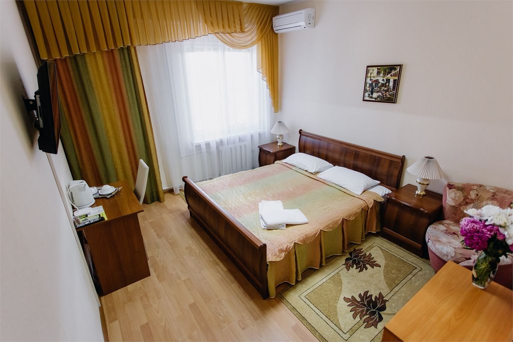 Двухместный номер с 1 кроватью двухкомнатный стандарт "первая категория"