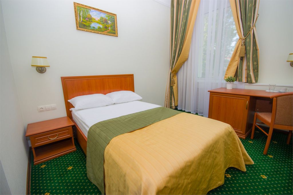 Одноместный номер комфорт с кроватью шириной 120 см (полутороспальная кровать)