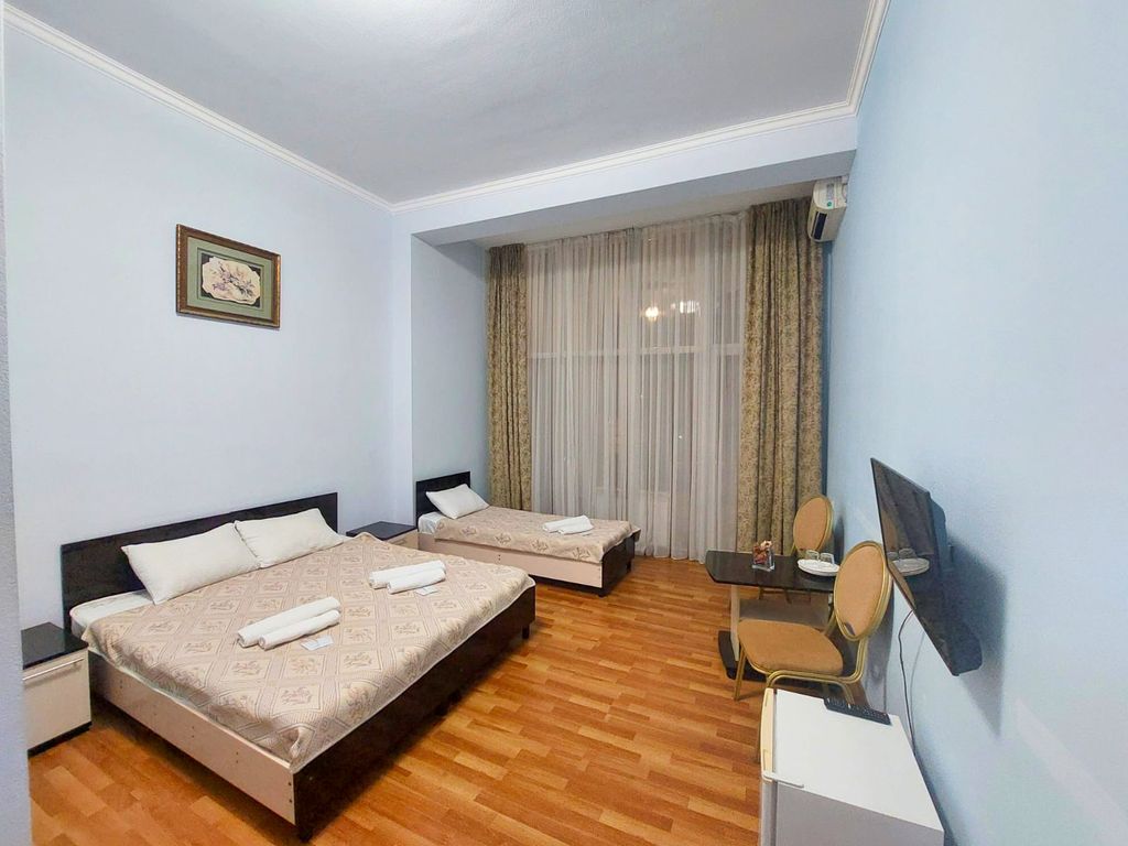 Трёхместный номер улучшенный с террасой