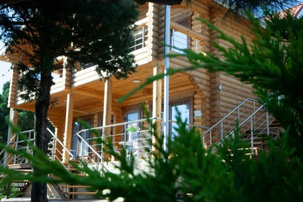 Четырёхместный номер делюкс в бревенчатом срубе