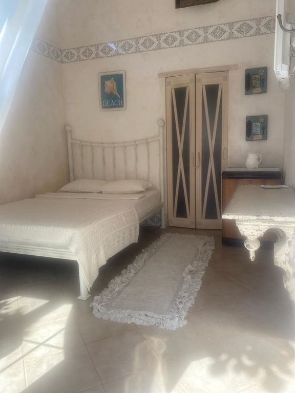 Двухместный номер с 1 кроватью вид из окна во внутренний дворик