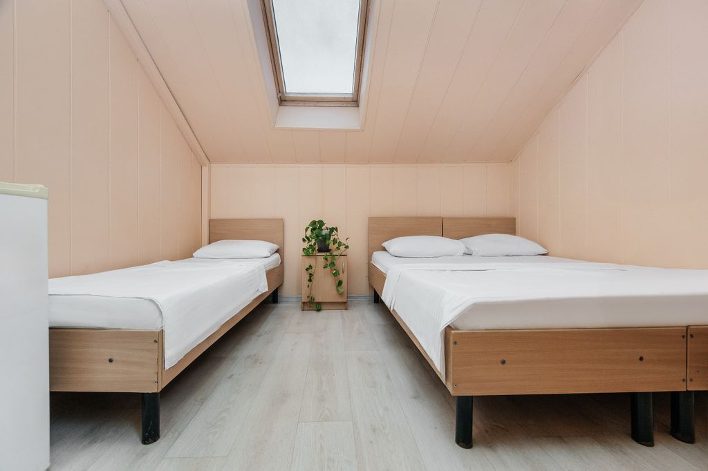 Трёхместный номер стандарт с небольшим окном