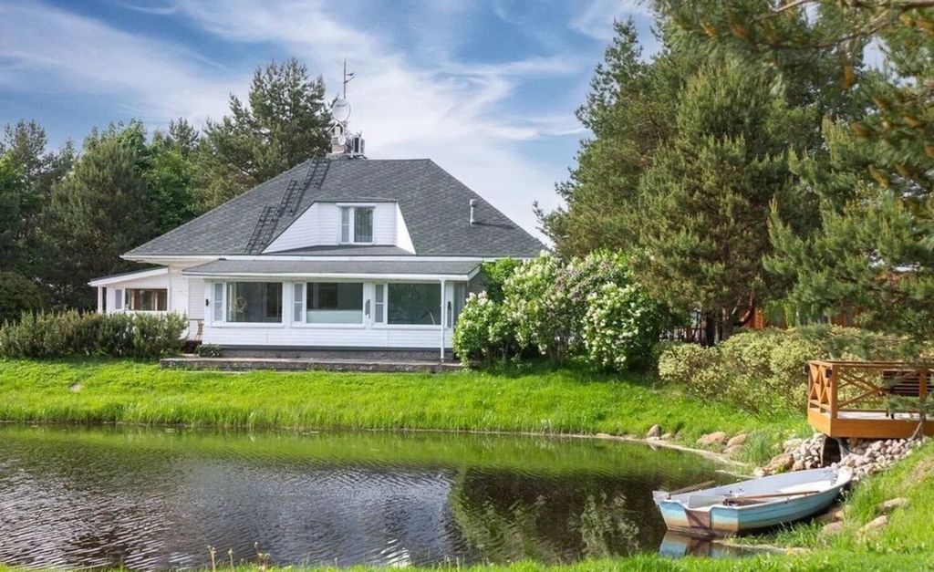 Дом просторный на пруду