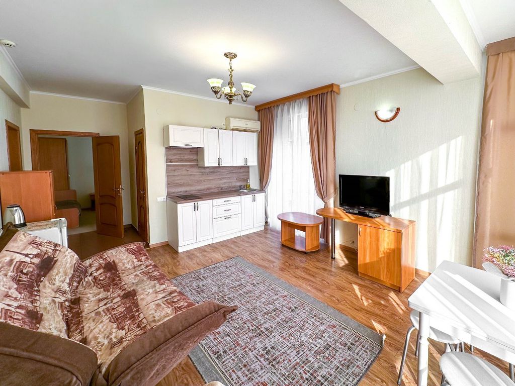 Четырёхместный номер студио с балконом и кухней