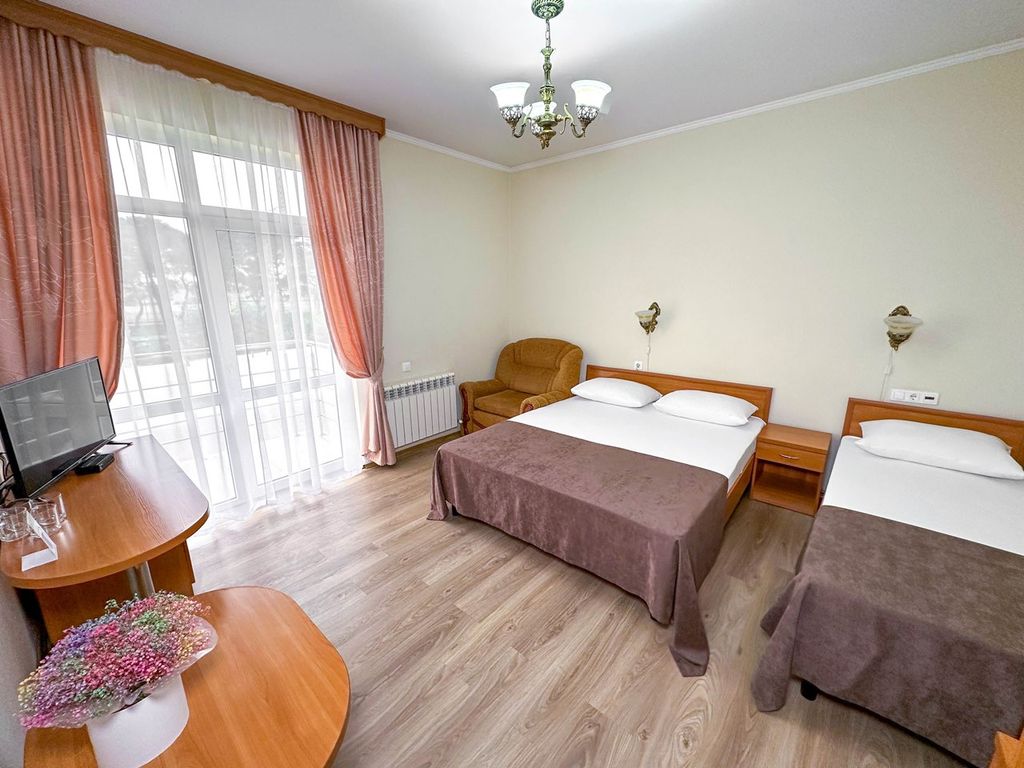 Четырёхместный номер полулюкс с балконом