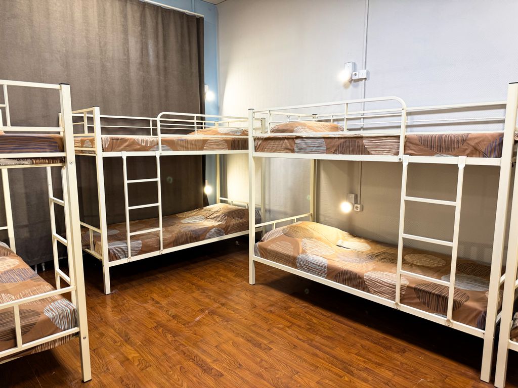 Многоместный мужской номер эконом (душ/туалет общий)