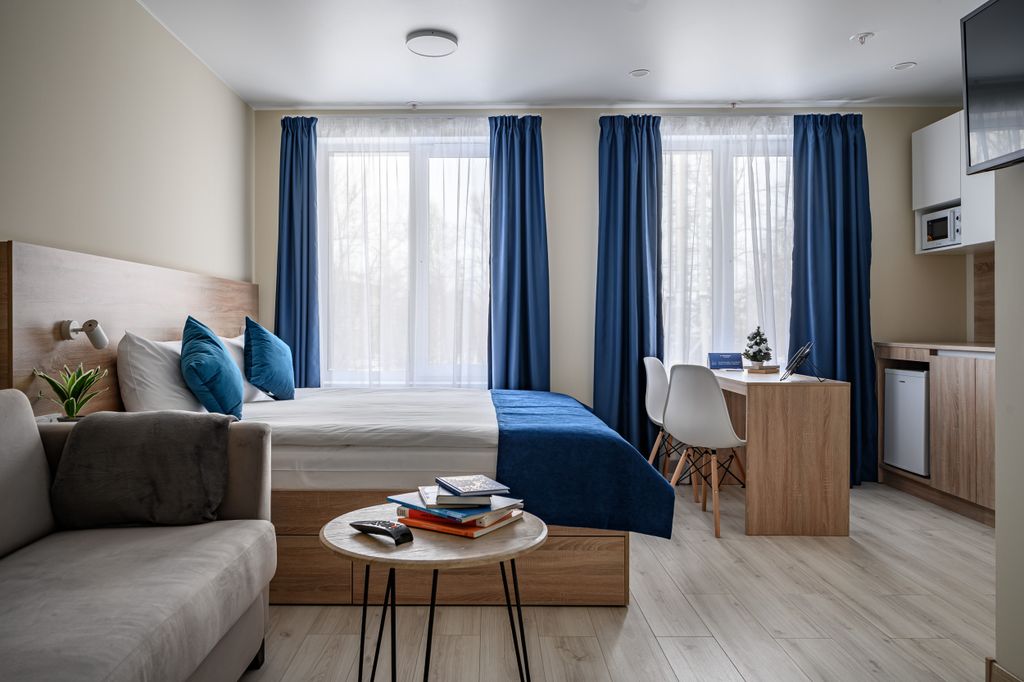 Семейный номер с двуспальной кроватью и диваном