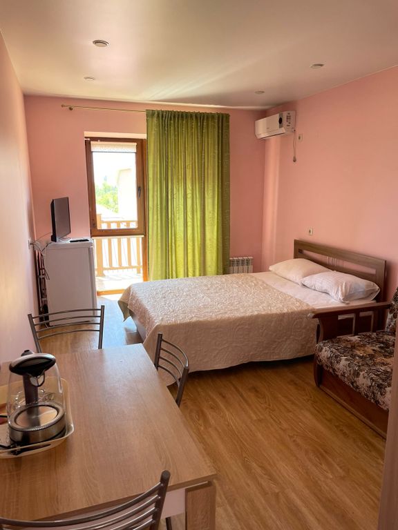 Трёхместный номер стандарт с балконом