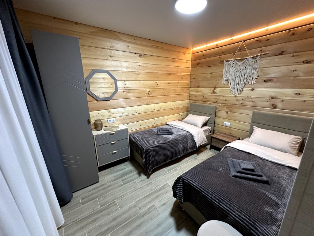 Четырёхместный номер апартаменты вместимостью 2+2 на первом этаже (№2)